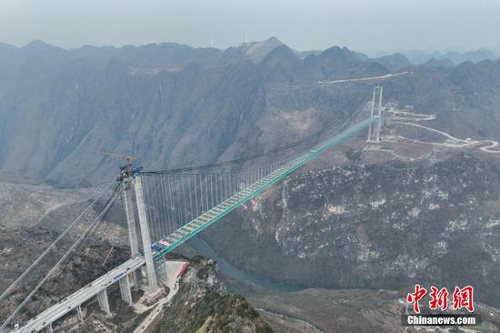 This photo shows a view of the Huajiang Grand Canyon Bridge in Southwest China's Guizhou province, Jan 17, 2025. (Photo: China News Service/Qu Hongkun)