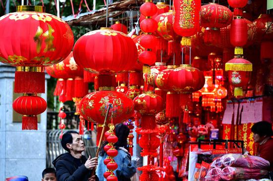 Chinese people prepare for Spring Festival