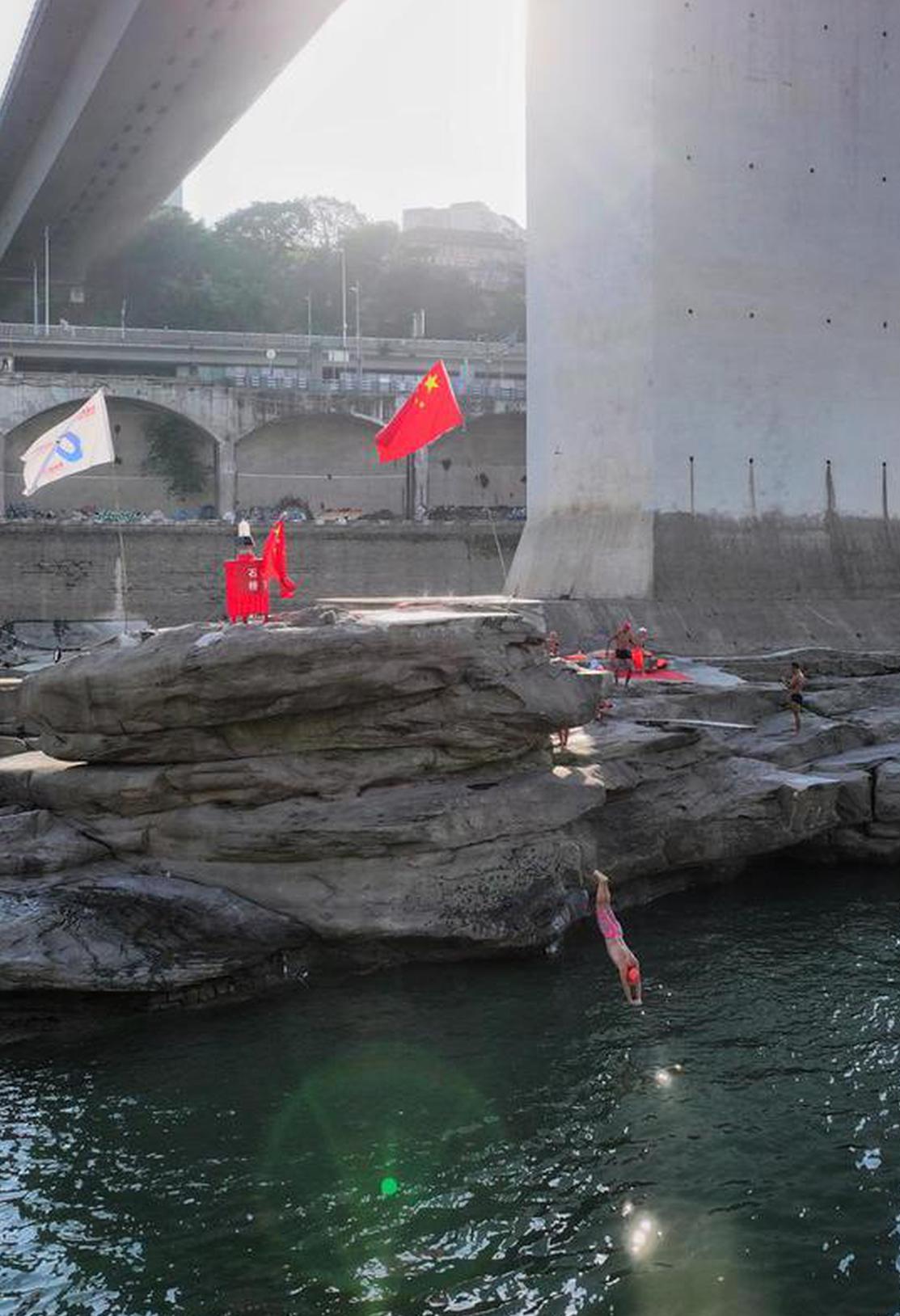 The space under a bridge in Shapingba district of Chongqing, equipped with diving boards, has become the city's hottest diving spot. (Photo by Li Ye/For chinadaily.com.cn)