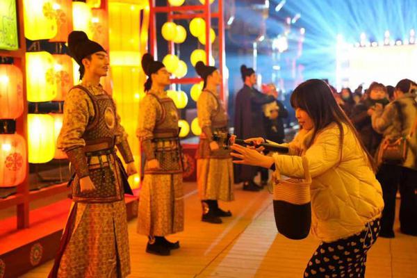 The Chang'an Lantern Festival kicked off on Wednesday in Xi'an, Shaanxi province. (Photo by Qin Feng/chinadaily.com.cn)