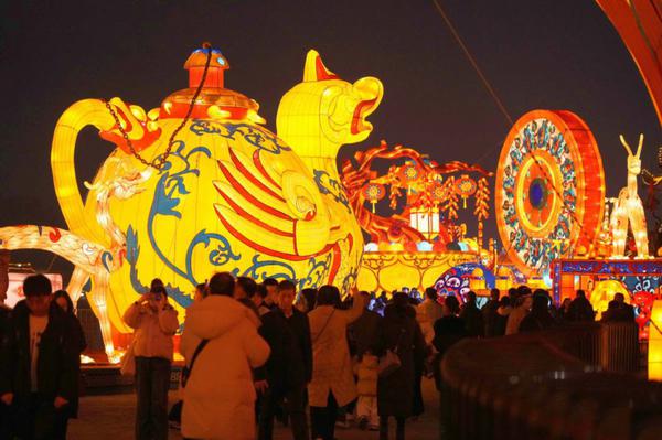 The Chang'an Lantern Festival kicked off on Wednesday in Xi'an, Shaanxi province. (Photo by Qin Feng/chinadaily.com.cn)