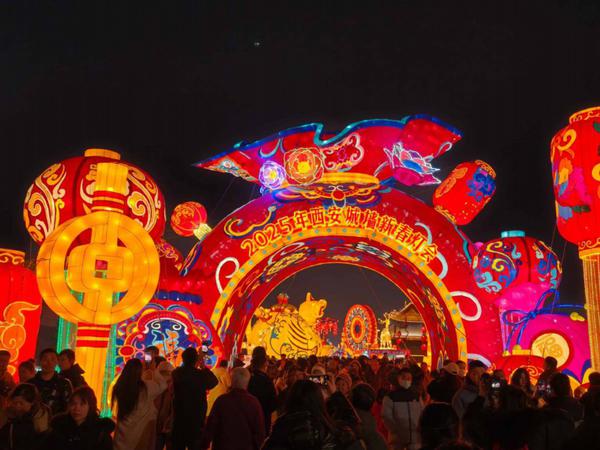 The Chang'an Lantern Festival kicked off on Wednesday in Xi'an, Shaanxi province. (Photo by Qin Feng/chinadaily.com.cn)