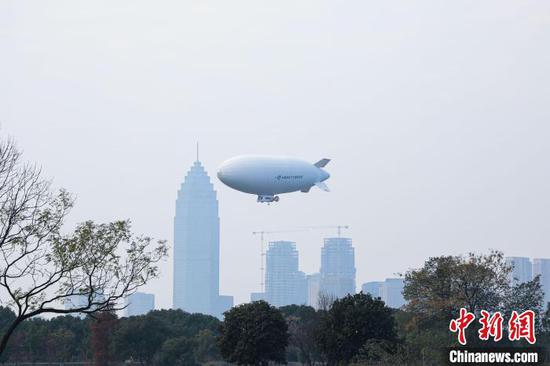 AS700 airship conducts a low-altitude demo flight in Shaoxing, east China's Zhejiang Province. (Photo/China News Service)