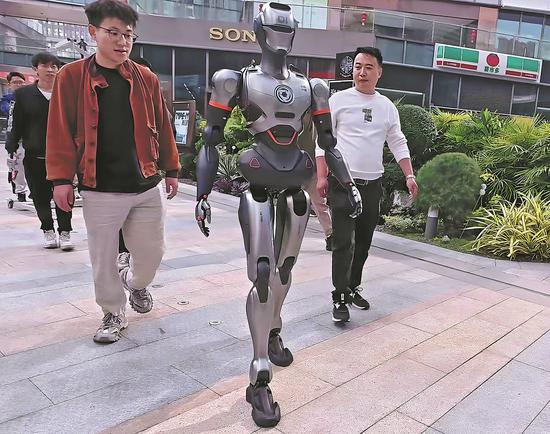 The SE01, a humanoid robot developed by EngineAI Robotics, a Chinese artificial intelligence technology company, undergoes a long-distance walking test in Shenzhen, Guangdong province, on Jan 8. (Photo provided to China Daily)