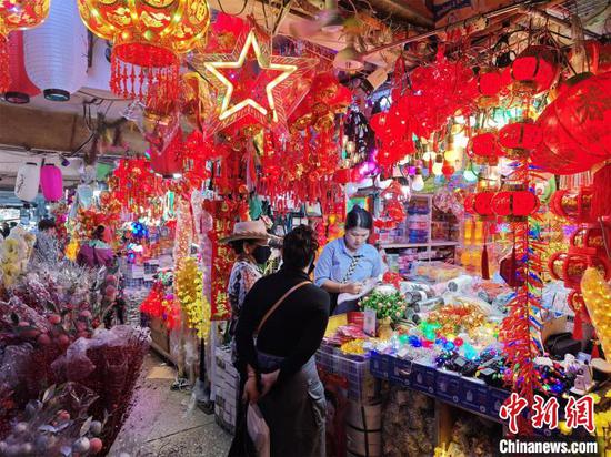 Vendors are welcoming customers who buy Chinese New Year goods on Jan. 25, 2025, at Phnom Penh’s Orussey market in Cambodia. (Photo:China News Service/Xiang Xinyu)