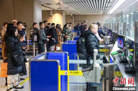 The first batch of personnel for 9th Asian Winter Games has arrived at Taiping International Airport in Harbin, Heilongjiang Province ahead of the official start of the games, Jan. 26, 225. (Photo/China News Service)