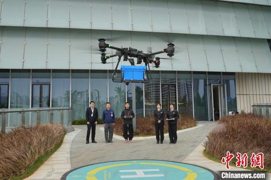 A drone carrying items leaves the cdf Haikou international duty-free shopping complex in Hainan Province, Jan. 24, 2025. (Photo provided to China News Service)