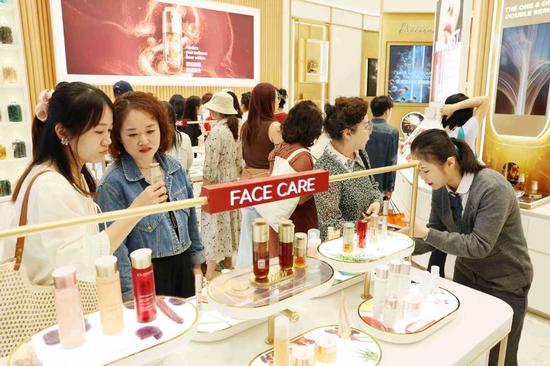 Consumers check out cosmetics at a duty-free shopping venue in Sanya, Hainan province, last week. (LI XUESHI/FOR CHINA DAILY)