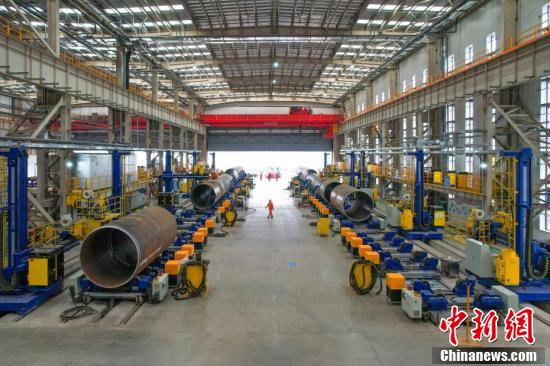 China's first smart factory for offshore oil and gas equipment is put into full operation in Tianjin. (Photo/China News Service) China's first smart factory for offshore oil and gas equipment is put into full operation in Tianjin. (Photo/China News Service)