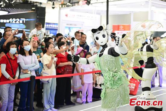 Visitors watch robots dance at the Shougang Park in Beijing, capital of China, Sept. 3, 2023.(Photo/China News Service) Visitors watch robots dance at the Shougang Park in Beijing, capital of China, Sept. 3, 2023.(Photo/China News Service)