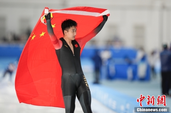 Chinese speed skater Gao Tingyu wins the men's 100-meter gold medal with 9.35 seconds at the 9th Asian Winter Games in Harbin, northeast China's Heilongjiang Province, setting a new Asian record. (Photo/China News Service) Chinese speed skater Gao Tingyu wins the men's 100-meter gold medal with 9.35 seconds at the 9th Asian Winter Games in Harbin, northeast China's Heilongjiang Province, setting a new Asian record. (Photo/China News Service)
