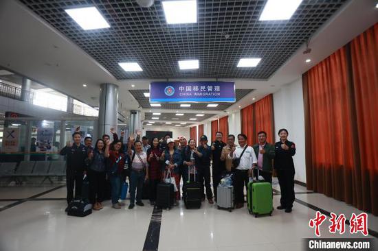 A 15-member tourist group from Laos and Thailand entered China through the Mohan Port， Feb. 18, 2025. (Photo/China News Service)
