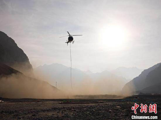 China's first helicopter airborne magnetotelluric detection system is successfully applied to a plateau railway construction project, Feb. 18, 2025. (Photo/China News Service) China's first helicopter airborne magnetotelluric detection system is successfully applied to a plateau railway construction project, Feb. 18, 2025. (Photo/China News Service)