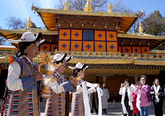Xizang opens first flight to Hong Kong