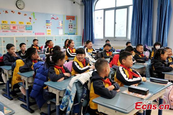 Students of a primary school in Fengtai District, Beijing attend a class on Feb. 17, 2025. (Photo: China News Service/Zhang Xiangyi)
