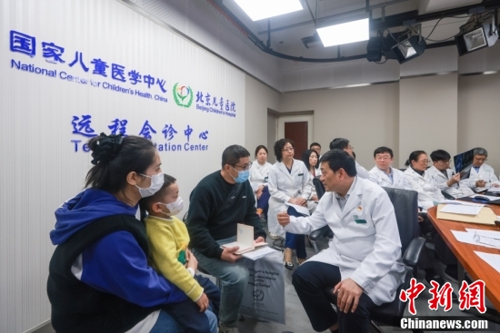 A medical team composed of several renowned experts, alongside the AI pediatrician, conducts consultations for 10 children with challenging medical conditions at Beijing Children's Hospital, Feb. 20. (Photo/China News Service) A medical team composed of several renowned experts, alongside the AI pediatrician, conducts consultations for 10 children with challenging medical conditions at Beijing Children's Hospital, Feb. 20. (Photo/China News Service)