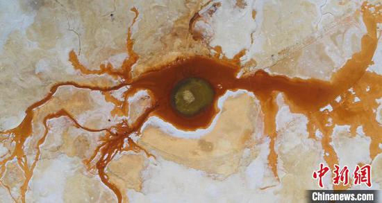 Photo shows the "Devil's Eye" (Aiken Spring) in Mangya. (Photo provided to China News Service ) Photo shows the "Devil's Eye" (Aiken Spring) in Mangya. (Photo provided to China News Service )
