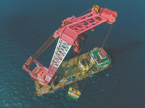 A new data module of the underwater intelligent computing cluster is deployed off the coast of Hainan on Feb 18. (Photo provided to China Daily)