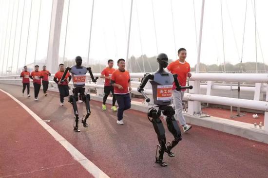 The robot Tiangong runs with humans on a bridge in Beijing Economic-Technological Development Area. (Photo from the Beijing Economic-Technological Development Area)