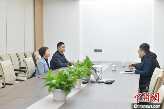Li Xia (first from left) is conducting research in an enterprise. (Photo: China News Network/Chu Weiwei) Li Xia (first from left) is conducting research in an enterprise. (Photo: China News Network/Chu Weiwei)