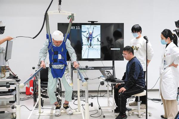 The first patient having undergone the surgery receives a rehabilitation treatment under the guidance of the medical team in Shanghai on Jan 20. (Photo provide to China Daily) The first patient having undergone the surgery receives a rehabilitation treatment under the guidance of the medical team in Shanghai on Jan 20. (Photo provide to China Daily)