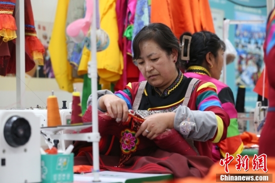A worker makes embroidery in Haidong City, Qinghai Province, Dec. 25th, 2024. (Photo/China News Service) A worker makes embroidery in Haidong City, Qinghai Province, Dec. 25th, 2024. (Photo/China News Service)