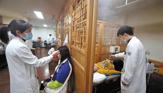 Doctors give acupuncture treatment to patients who want to lose weight at Zhejiang Provincial Hospital of Traditional Chinese Medicine in Hangzhou in February. (Photo： WU XINYAN / FOR CHINA DAILY）