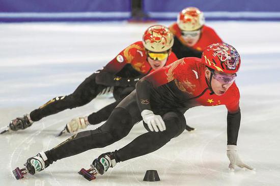 Sun Long of China leads his teammates during a training session at the Beijing Capital Indoor Stadium on Wednesday ahead of the ISU World Short-Track Speed Skating Championships. (YU MENG/FOR CHINA DAILY)