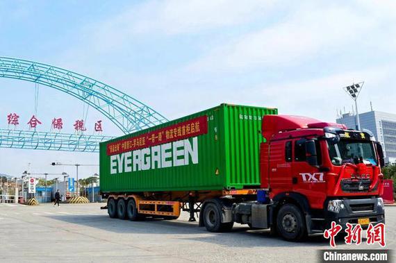 Photo, taken on March 8, 2025, shows a container truck fully loaded with Jinjiang goods departing from Quanzhou Comprehensive Bonded Zone for Xiamen Port. (Photo:China News Service/Lin Jianxiong) Photo, taken on March 8, 2025, shows a container truck fully loaded with Jinjiang goods departing from Quanzhou Comprehensive Bonded Zone for Xiamen Port. (Photo:China News Service/Lin Jianxiong)