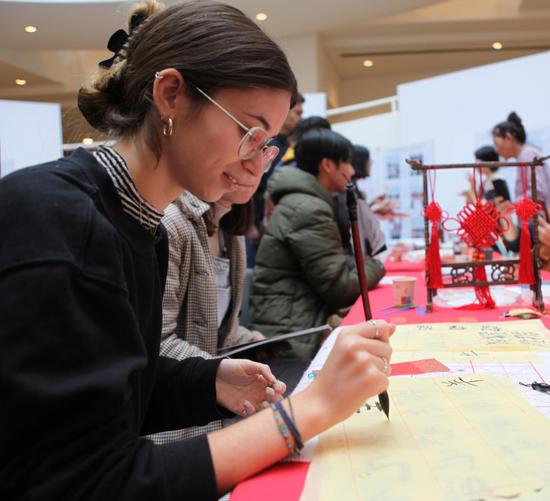 On October 19, 2023 (local time), the Confucius Institute in Leuven, Belgium, hosted a "Confucius Institute Day" event. Students from KU Leuven participated, immersing themselves in Chinese culture. (Photo: China News Service/De Yongjian)