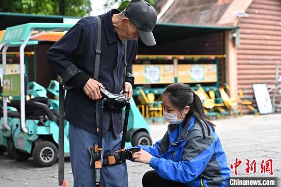 A tourist wears an exoskeleton device at Shenzhen Safari Park, March 17, 2025. (Photo/China News Service)