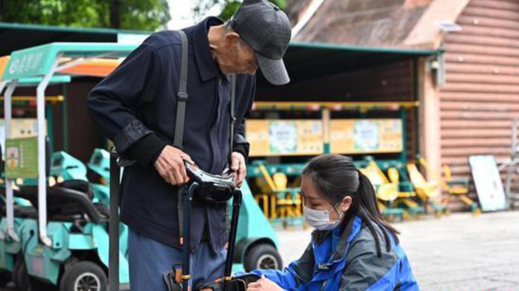 Chinese scenic spots embrace exoskeletons, robots for better tourist experience