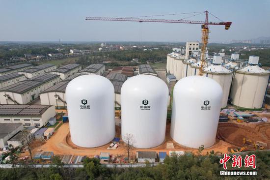 China's first batch of three large inflatable grain silos, with a storage capacity of 9,000 metric tons each, is installed in central China's Hunan Province, March 24, 2025. (Photo/China News Service)