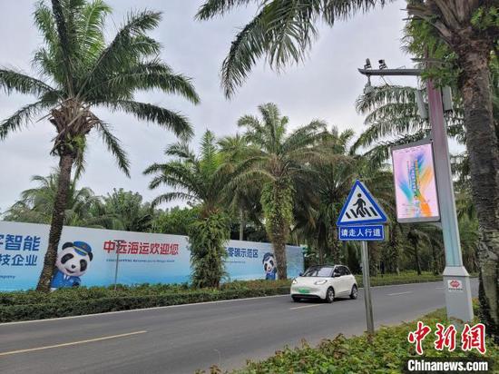 An electric vehicle drove along the main road of the Boao Near-Zero Carbon Demonstration Zone, where smart street lamps integrated with photovoltaic power generation and energy storage systems lined one side of the road,January 7, 2025. (Photo: China News Service/Wang Xiaobin) An electric vehicle drove along the main road of the Boao Near-Zero Carbon Demonstration Zone, where smart street lamps integrated with photovoltaic power generation and energy storage systems lined one side of the road,January 7, 2025. (Photo: China News Service/Wang Xiaobin)