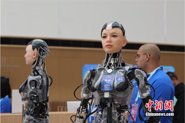 Robots at the ZGC Forum. (Photo: China News Service/Chen Tianhao) Robots at the ZGC Forum. (Photo: China News Service/Chen Tianhao)