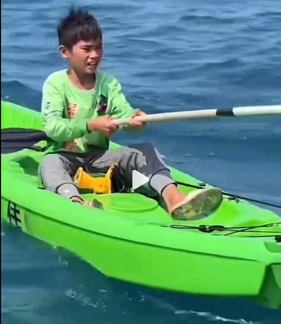 The ten-year-old boy is spotted by a passing fish group. (Photo: screenshot) The ten-year-old boy is spotted by a passing fish group. (Photo: screenshot)