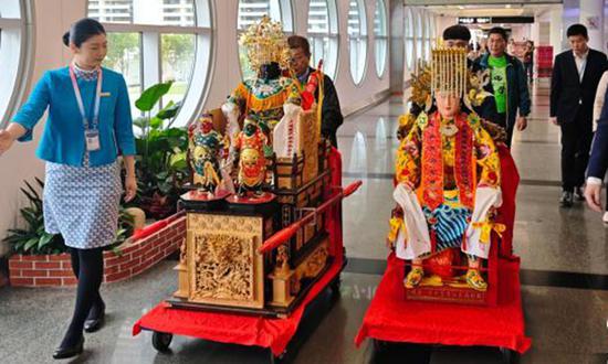 Chinese sea goddess Mazu statues flown to Taiwan island on cultural exchange