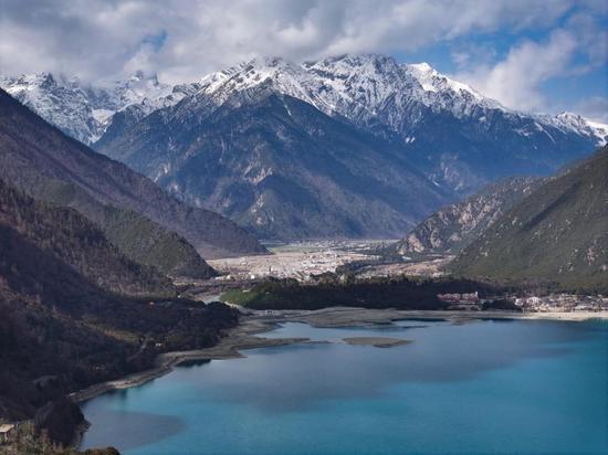 Spring scenery of Basom Tso Lake in Xizang