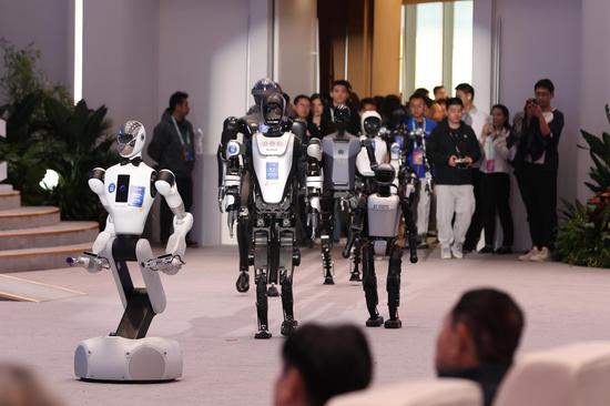 Humanoid robot volunteers shine at 2025 Zhongguancun Forum
