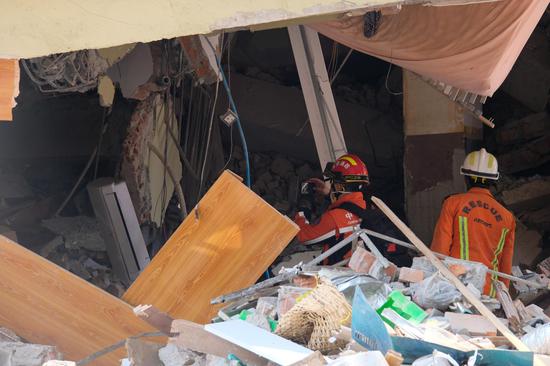 Chinese rescuers continue rescue effort in quake-hit Mandalay