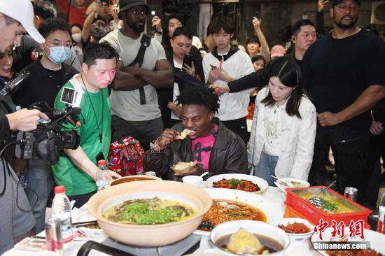 American influencer IShowSpeed savors Changsha's cuisine on April 7, 2025. (Photo/China News Service)