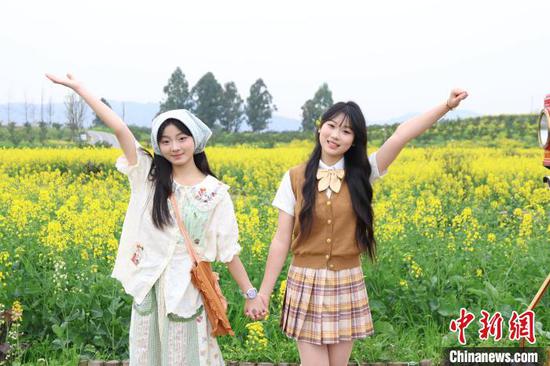 Sichuan college encourages students to embrace spring with immersive break