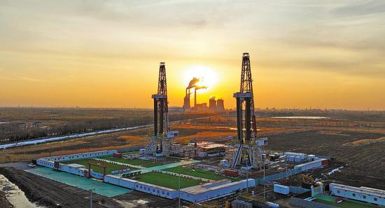 A drill site of Sinopec's Shengli Oilfield in Dongying, Shandong province. (WANG GUOZHANG/FOR CHINA DAILY)