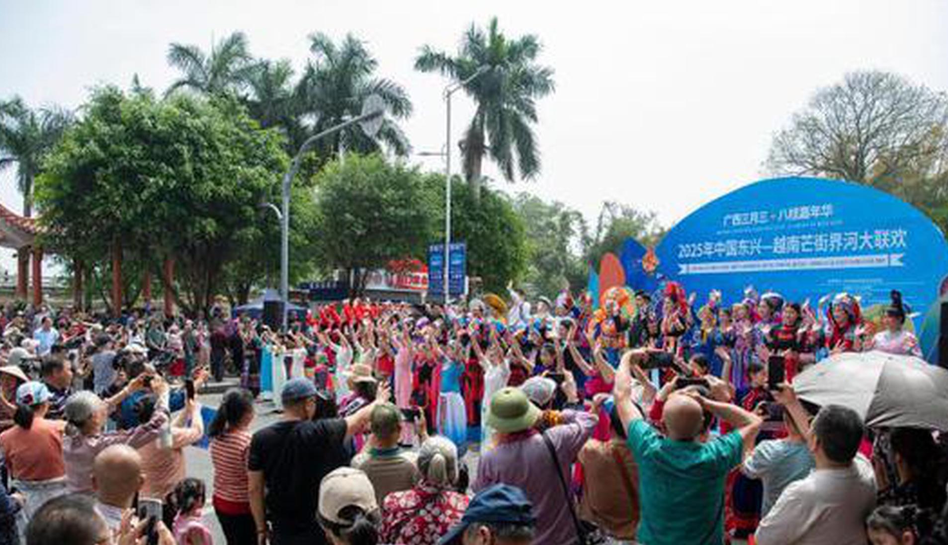 China-Vietnam border holds gala to celebrate friendship 