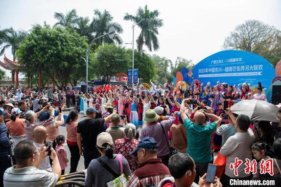 A gala to celebrate China-Vietnam friendship is held in the border city Fangchenggang, Gaungxi Zhaung Autonomoous Region, April 13, 2025. (Photo/China News Service) A gala to celebrate China-Vietnam friendship is held in the border city Fangchenggang, Gaungxi Zhaung Autonomoous Region, April 13, 2025. (Photo/China News Service)