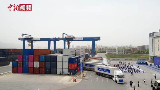 Hydrogen-powered heavy-duty trucks depart from the port of the New International Land-Sea Trade Corridor in Chongqing, April 14, 2025. (Screenshot photo)