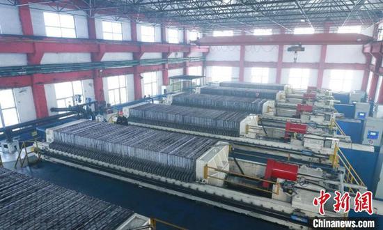 In the workshop, the equipment is neatly arranged, and the various other aspects have been remarkably improved. (Photo by courtesy of Huayang Group) In the workshop, the equipment is neatly arranged, and the various other aspects have been remarkably improved. (Photo by courtesy of Huayang Group)