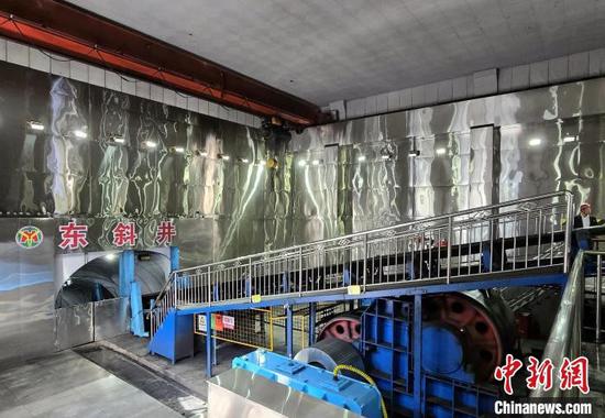 In the workshop, the equipment is neatly arranged, and the various other aspects have been remarkably improved. (Photo by courtesy of Huayang Group) In the workshop, the equipment is neatly arranged, and the various other aspects have been remarkably improved. (Photo by courtesy of Huayang Group)