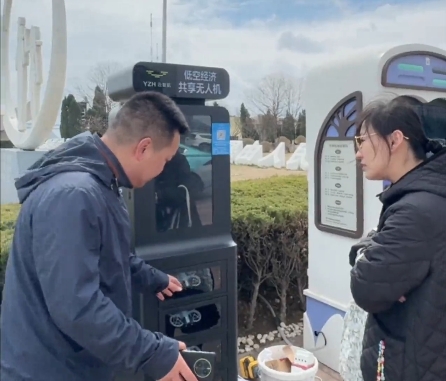 A tourist borrows a shared drone in Dalian, April 14, 2025. (Screenshot photo) A tourist borrows a shared drone in Dalian, April 14, 2025. (Screenshot photo)