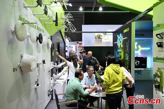 People visit the 137th China Import and Export Fair, or the Canton Fair, in Guangzhou, south China's Guangdong Province, April 15, 2025. (Photo: China News Service/Chen Chuhong) People visit the 137th China Import and Export Fair, or the Canton Fair, in Guangzhou, south China's Guangdong Province, April 15, 2025. (Photo: China News Service/Chen Chuhong)